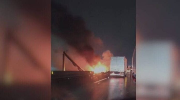 Caminhão carregado com botijão de gás pega fogo e interdita totalmente BR-101 em SC