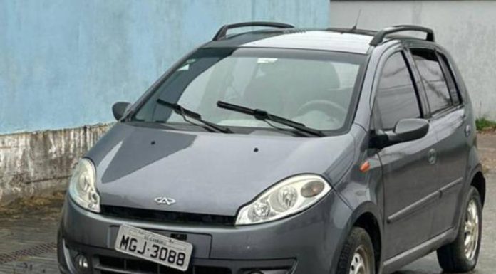 MISTÉRIO Carro está abandonado em via pública de Itajuba há mais de uma semana, afirmam moradores