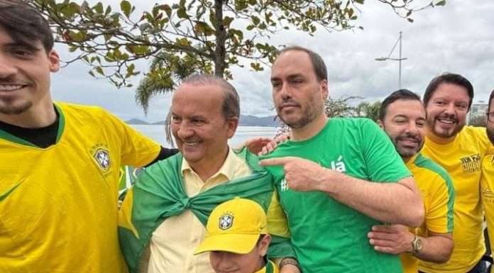Jorginho Mello confirma que Carlos Bolsonaro será candidato ao Senado em SC