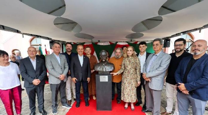 Jorginho Mello participa da inauguração do busto em homenagem ao ex-governador Antônio Carlos Konder