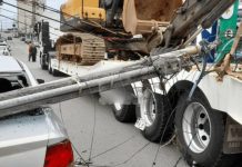 Caminhão arrebenta fiação, deixa moradores sem energia e danifica veículo em Barra Velha
