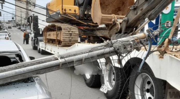 Caminhão arrebenta fiação, deixa moradores sem energia e danifica veículo em Barra Velha