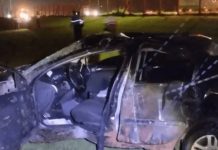 VIDEO Veículo em Barra Velha bate em poste, capota e invade pátio da Cebrace