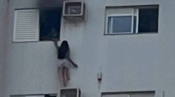 VIDEO Mãe fica pendura para salvar o filho durante incêndio em apartamento no PR