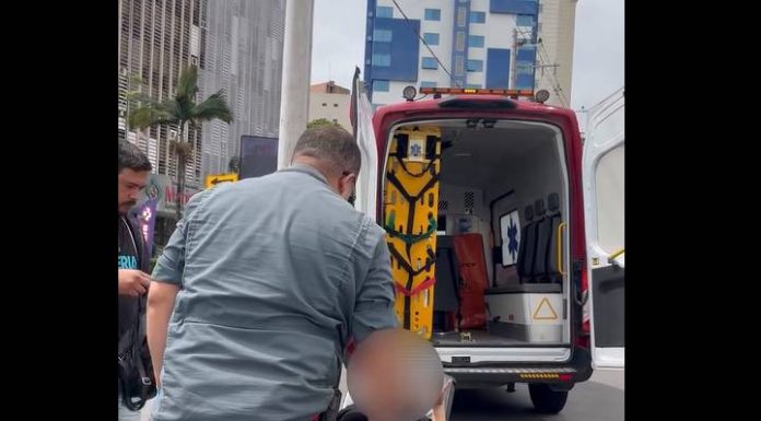 VIDEO Acidente entre carro e moto em Itajaí deixa mulher com suspeita de fratura