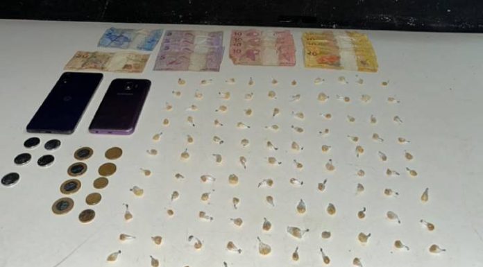 Mulher é presa com mais de 100 pedras de crack no Beco da Querosene em Piçarras