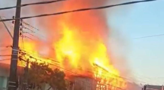 VÍDEO Incêndio consome residência e assusta moradores em Itajaí