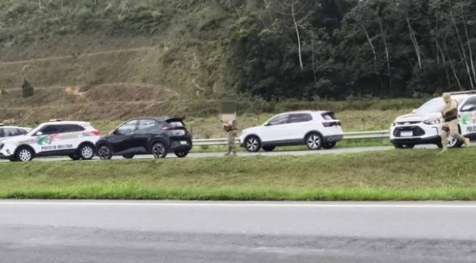 VIDEO Dois suspeitos de praticar roubos em Penha e Navegantes são detidos; um deles foi morto pela PM