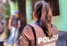Mulher esfaqueia filho de 8 anos e quase é linchada pela população