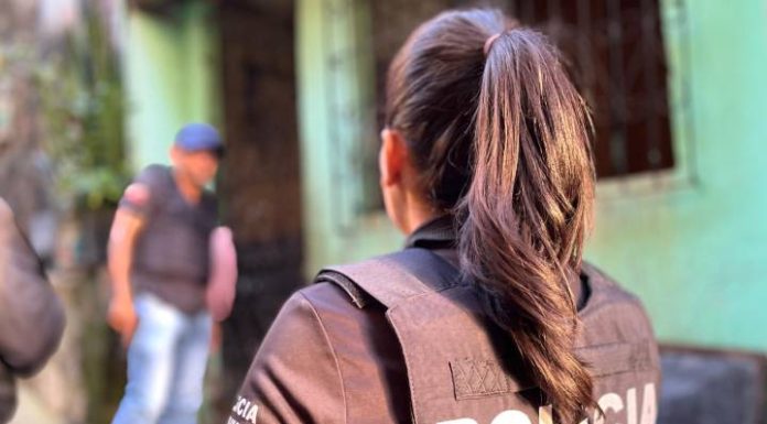 Mulher esfaqueia filho de 8 anos e quase é linchada pela população