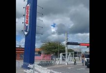 VIDEO Supermercado Koch do Itacolomi remove cobertura do estacionamento por ordem da prefeitura de Piçarras