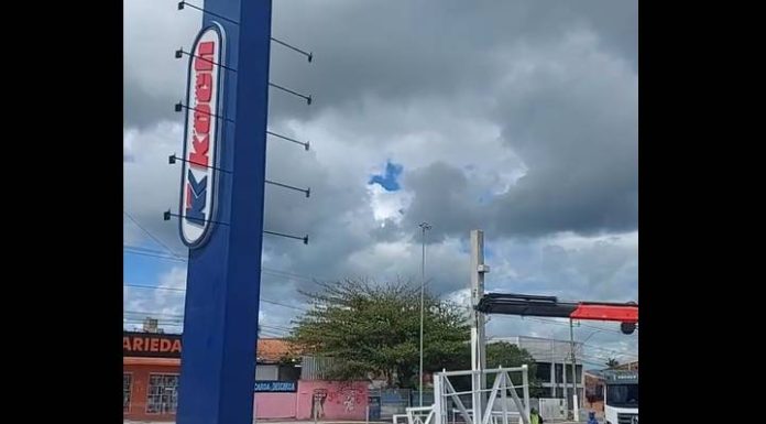 VIDEO Supermercado Koch do Itacolomi remove cobertura do estacionamento por ordem da prefeitura de Piçarras