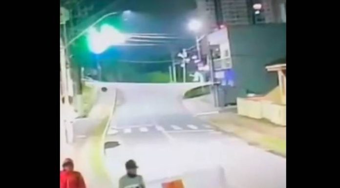 VIDEO Ladrões arrancam e levam cerca de alumínio inteira em Balneário Piçarras