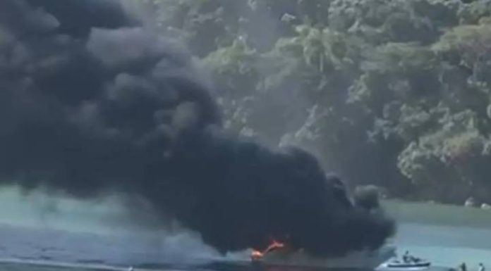 URGENTE Veja vídeo de Lancha pegando fogo no Caixa d’Aço em Porto Belo
