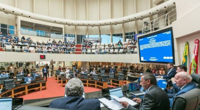 Deputados de SC aprovam projeto sobre licença para professores ACTs