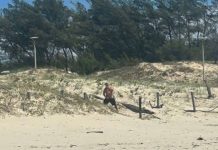 Homem é flagrado se masturbando em praia de SC. Saiba onde é