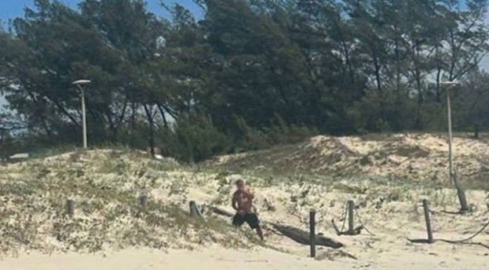 Homem é flagrado se masturbando em praia de SC. Saiba onde é
