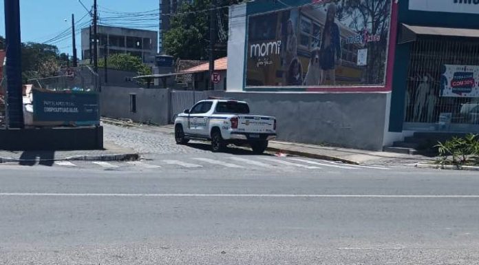 VIDEO Assaltantes invadem joalheria em Penha e fogem levando joias, relógios e notebook