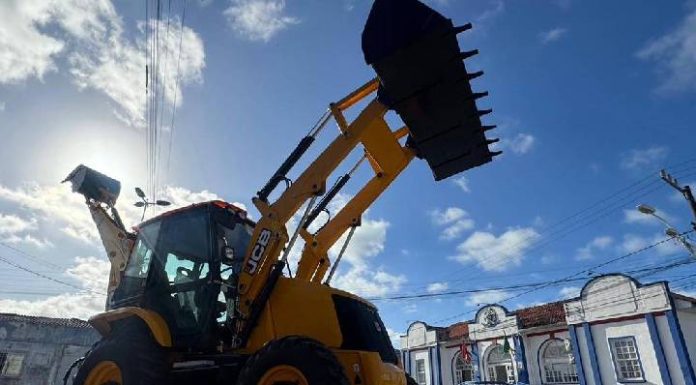 Penha adquire mais uma retroescavadeira para Secretaria de Obras