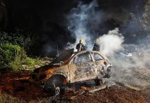 Ford Ka é destruído pelas chamas no Gravatá em Penha