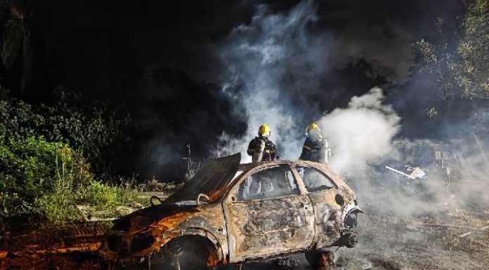 Ford Ka é destruído pelas chamas no Gravatá em Penha