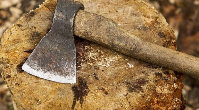 Homem é morto a machadas em SC depois de discussão por dívida de aluguel