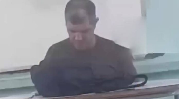 VIDEO Professor é flagrado se masturbando em sala de aula e gera protesto dos alunos
