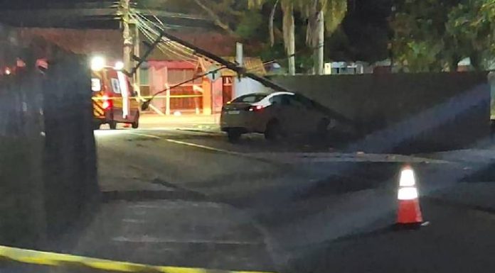 VIDEO Motorista bate o carro contra um poste no centro de Penha