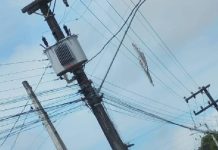 Estrutura pendurada em fios de energia pode cair sobre carros e pedestres a qualquer momento em Piçarras