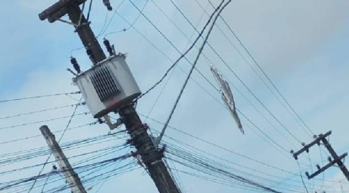 Estrutura pendurada em fios de energia pode cair sobre carros e pedestres a qualquer momento em Piçarras