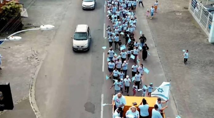 Marcha para Jesus reuniu cerca de 200 pessoas em Penha neste sábado