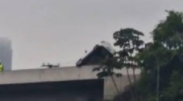VIDEO Carro fica suspenso em mureta após motorista perder controle na BR-101 entre BC e Itapema