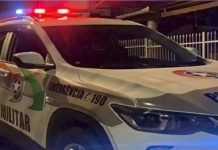 Cadáver é encontrado sentado e apoiado em árvore na Capital