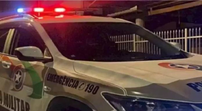 Cadáver é encontrado sentado e apoiado em árvore na Capital