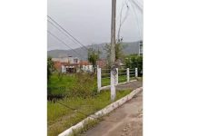 VIDEO Caminhão arrebenta fios na Rua Nilo Anastácio Vieira, em Penha, e exige atenção de pedestres