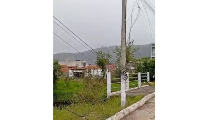 VIDEO Caminhão arrebenta fios na Rua Nilo Anastácio Vieira, em Penha, e exige atenção de pedestres