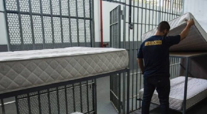 Professora e detento são flagrados em momento íntimo dentro do presídio