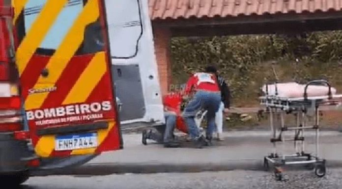 Mulher fica ferida ao ser atropelada por carro na manhã desta quarta-feira em Penha