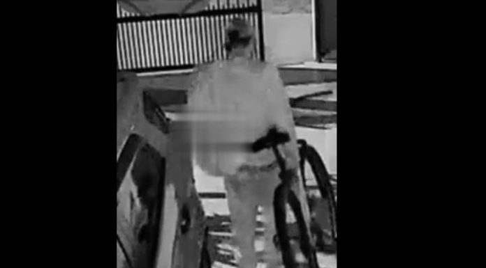 VIDEO Veja momento em que ladrão leva bicicleta em residência de Balneário Piçarras