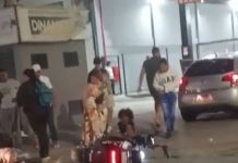 VIDEO Mãe cai da scooter com os filhos e criança de 2 anos fica ferida em Navegantes