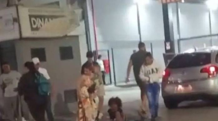 VIDEO Mãe cai da scooter com os filhos e criança de 2 anos fica ferida em Navegantes