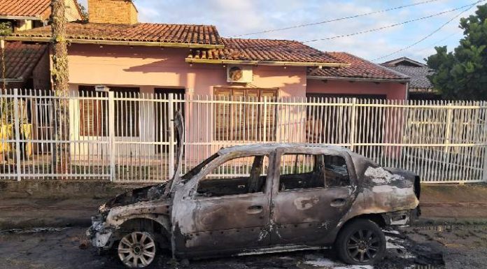 Mulher revoltada em Piçarras incendeia carro do ex-namorado