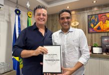 Carro multado, obras inacabadas, servidores abandonados, mas prefeito Tiago Baltt viaja para China