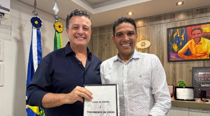 Carro multado, obras inacabadas, servidores abandonados, mas prefeito Tiago Baltt viaja para China