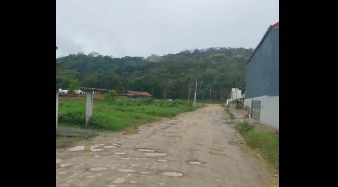 VIDEO Morador de Penha pede patrolamento de rua em bairro afetado por buracos e lama