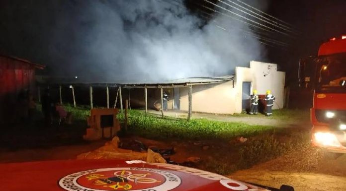 Casa onde inquilino foi morto a machadadas pega fogo em SC