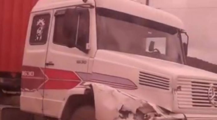 VIDEO Acidente entre duas carretas congestiona trânsito no túnel da BR-470 em Navegantes