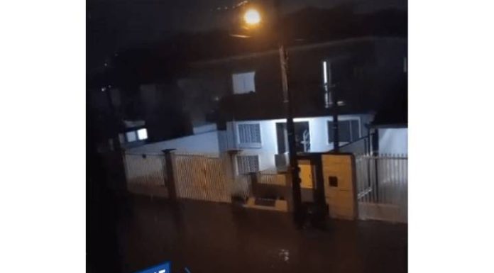 VIDEO Rua Santa Cruz, no Itacolomi, em Piçarras, volta a sofrer com alagamentos e casas são invadidas pela água