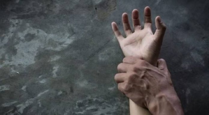 Adolescente é sequestrada e obrigada a fazer sexo oral em maníaco