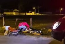 Motociclista sofre fratura e moto pega fogo em grave acidente em Penha